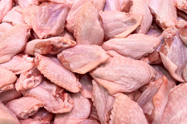 Неприготовленные куриные крылышки. Сырое куриное мясо - Фото, изображение
