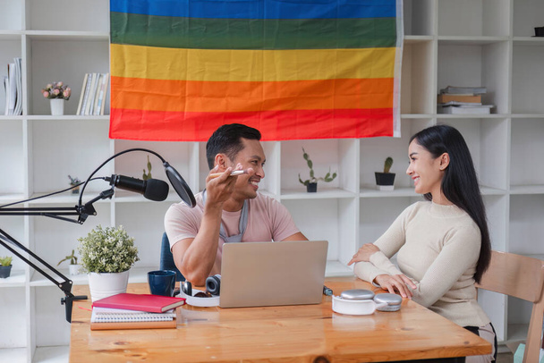 Podcaster Ideas Podcaster is interviewing guests about gender equality and LGBT advocacy at home studio.. - Foto, Imagem