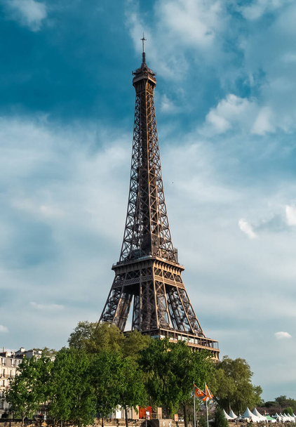 Париж, Франція. 22 квітня 2022 року: Пейзаж з видом на Ейфелеву вежу і красиве блакитне літнє небо. - Фото, зображення