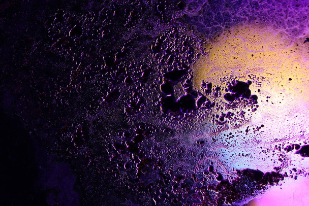 Gotas de aceite en el vidrio de color - Foto, Imagen