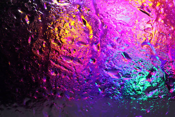 Масляні краплі на кольоровому склі - Фото, зображення