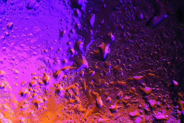 Gotas de aceite en el vidrio de color - Foto, imagen