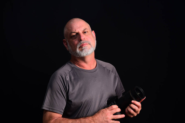 πορτρέτο φωτογράφου του ανθρώπου που κρατά αρχείο φωτογραφικής μηχανής εικόνων - Φωτογραφία, εικόνα