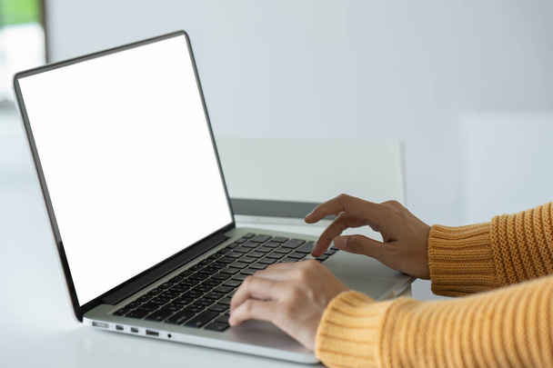giovane donna che lavora su laptop con schermo bianco con schermo di spazio copia per il tuo messaggio di testo pubblicitario in ufficio. - Foto, immagini