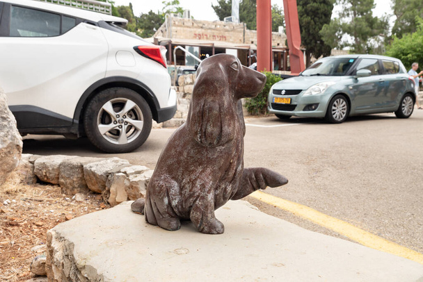 Haifa, Israele, 03 giugno 2023: Statua in pietra di un cane che solleva la zampa realizzata da un artista locale nel famoso villaggio di artisti Ein Hod vicino a Haifa, nel nord di Israele - Foto, immagini