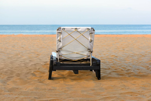 silla de playa vacía con arena vacía en la playa - Foto, Imagen