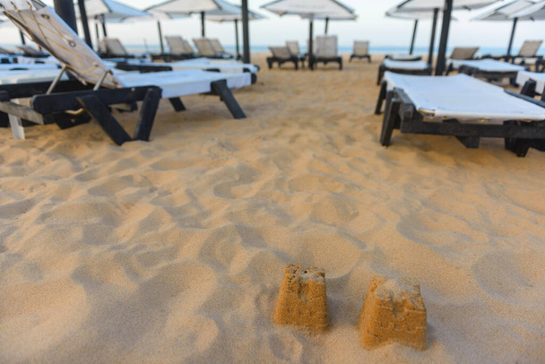 sombrillas y sillas de playa - Foto, Imagen