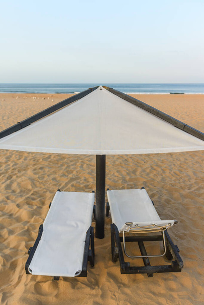 άδειο τραπέζι και καρέκλα παραλίας στην άμμο - Φωτογραφία, εικόνα