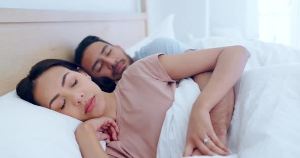 Ύπνος, κρεβάτι και ζευγάρι ξεκουράζονται μαζί σε ένα υπνοδωμάτιο για να χαλαρώσετε για ρομαντική ή φροντίδα το πρωί σε ένα σπίτι. Αγάπη, κούραση και ηρεμία οι άνθρωποι αγκαλιάζονται σε σχέση ονειρεύονται κατά τη διάρκεια του ύπνου σε ένα Σαββατοκύριακο. - Πλάνα, βίντεο