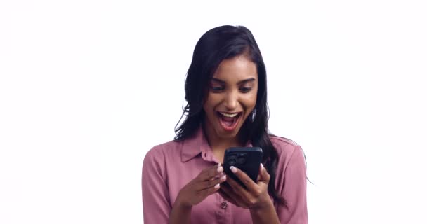 Щаслива жінка, вау або зелений екран на телефоні для презентації простору, просування оголошення. Обличчя, вказуючи або збуджуючи індійську людину на білому тлі в студії для макетів продажів, угоди або списку вибору. - Кадри, відео