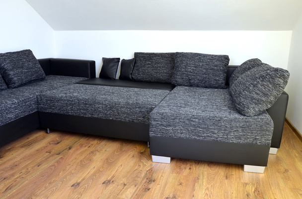 Sofá de pano preto e branco moderno com couro preto e travesseiros
 - Foto, Imagem