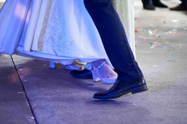 Detailní záběr na nohy novomanželů na svatbě, jak tančí svůj první svatební tanec - Fotografie, Obrázek