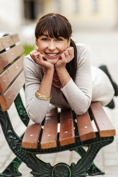 krásná dívka klade na lavičce - Fotografie, Obrázek