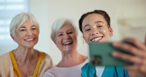 Oudere vrouwen, vrienden en selfie met verpleegster, vredesteken of blij voor post, webblog of ondersteuning in huis. Verzorger, ouderen of glimlach voor geheugen, profielfoto of sociale media in het verpleeghuis. - Video