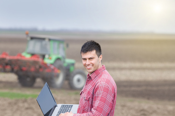 Farmář s notebookem na hřišti - Fotografie, Obrázek