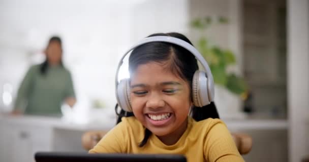 Komputer, dziecko i słuchawki z edukacją internetową, muzyką i nauką w domu. Web klasy, uśmiech i młoda dziewczyna z audio i szczęśliwy od studenta streaming wideo dla dzieci do nauki w domu. - Materiał filmowy, wideo