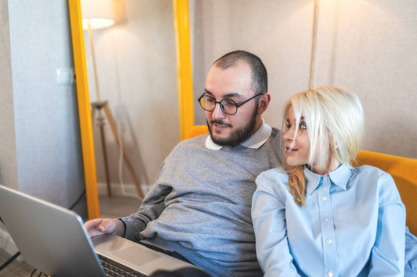 Genç adam ve kadın birlikte dizüstü bilgisayar kullanarak zaman geçiriyorlar. İnternetten alışveriş yapan bir çift.. - Fotoğraf, Görsel