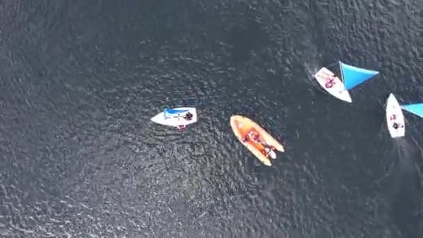 Nagranie z High Angle People Boating nad jeziorem Caldecotte Położony w Milton Keynes City of England Wielka Brytania. Krajobraz lotniczy został uchwycony 21 sierpnia 2023 roku kamerą drona. - Materiał filmowy, wideo