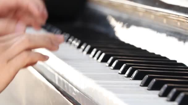 Una ragazza suona il pianoforte per strada nella città di Dnipro in Ucraina, suonando il pianoforte, talento - Filmati, video