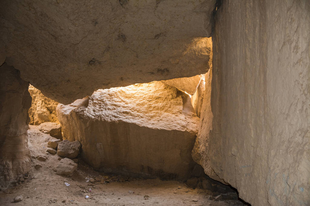 Al-Qarah berg is een mesa die ongeveer 75 meter staat Al-Qarah dorp Al Hofuf, Saoedi-Arabië. Het heeft vele grotten met zeer koele lucht binnen. In tegenstelling tot veel grotten, werden deze gevormd door subaerial verwering in plaats van ontbinding, en als gevolg daarvan hebben een  - Foto, afbeelding