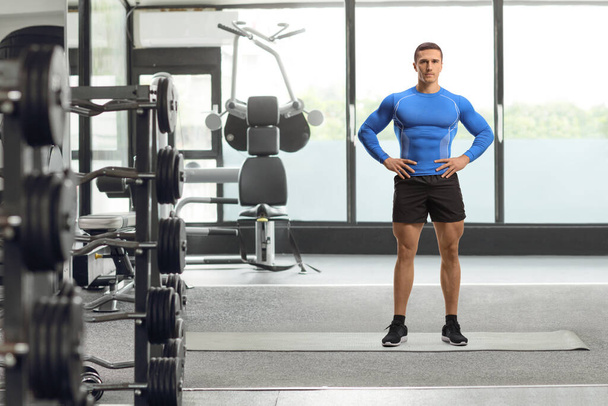 Full length portrait of a bodybuilder posing at the gym - Fotografie, Obrázek