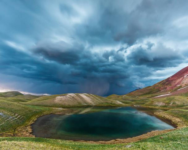 Prachtig uitzicht op Tulpar Kul meer in Kirgizië tijdens de storm - Foto, afbeelding