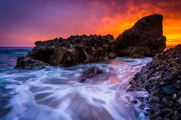 Vagues et rochers dans l'océan Pacifique au coucher du soleil, à Woods Cove, i
 - Photo, image