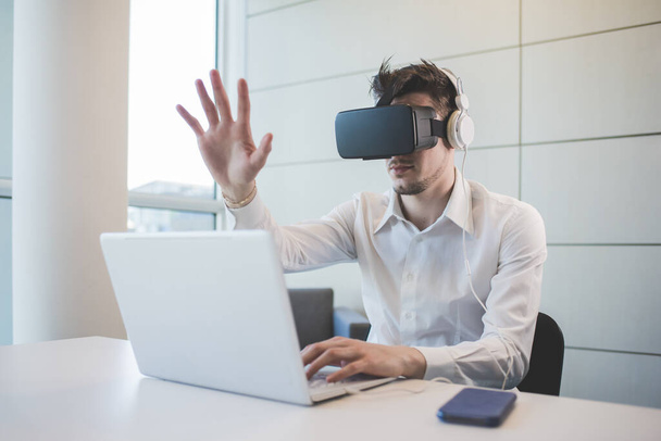 Joven hombre de negocios caucásico usando visor 3D  - Foto, Imagen