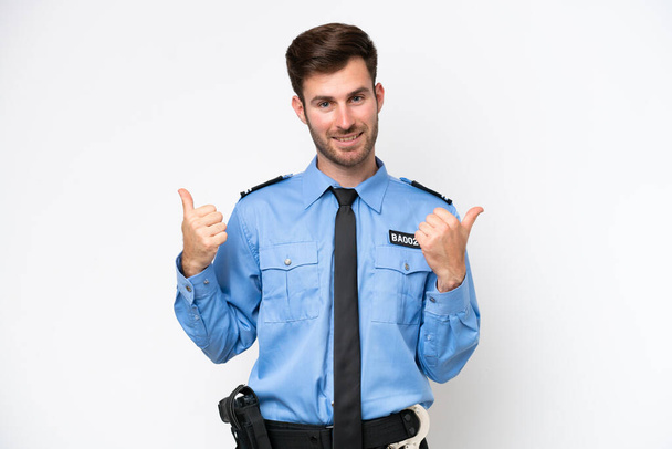 Giovane uomo caucasico della polizia isolato su sfondo bianco con i pollici in alto gesto e sorridente - Foto, immagini