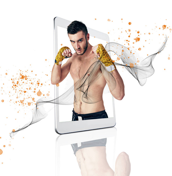Tablet, fitness app és portré egy harcos férfi a képernyőn a stúdióban elszigetelt fehér alapon virtuális képzés. Sport, testmozgás és testmozgás az önvédelemért egy atlétával a kijelzőn. - Fotó, kép