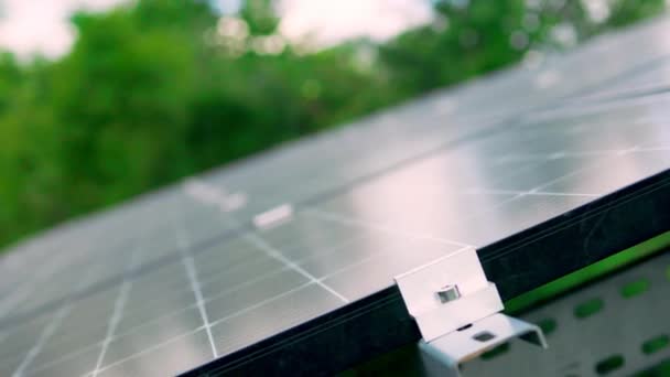 Крупный план поверхности голубых фотоэлектрических солнечных панелей, установленных на крыше здания для производства экологически чистой электроэнергии. Производство концепции возобновляемой энергии. Высококачественные 4k кадры - Кадры, видео