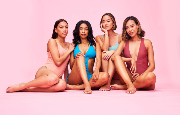 Bikini, portret en groep vrouwen in studio geïsoleerd op roze achtergrond. Gezamenlijk zwemkleding en vrienden met lichaamspositiviteit, inclusie of wellness voor diversiteit in zomerse mode op strandvakantie. - Foto, afbeelding