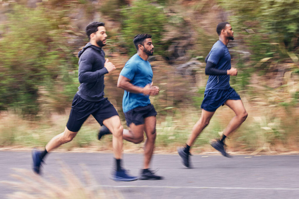 Erkekler, fitness ve koşu arkadaşları doğada eğitim, hız ve enerji, sağlık ve kardiyo rutini için bir yolda. Spor, çeşitlilik ve erkek grubu yarışma, antrenman veya performans için antrenman yapıyorlar.. - Fotoğraf, Görsel