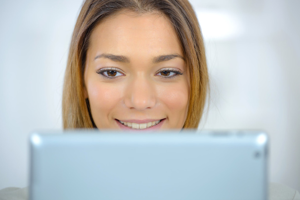 Woman using her tablet computer - Fotó, kép