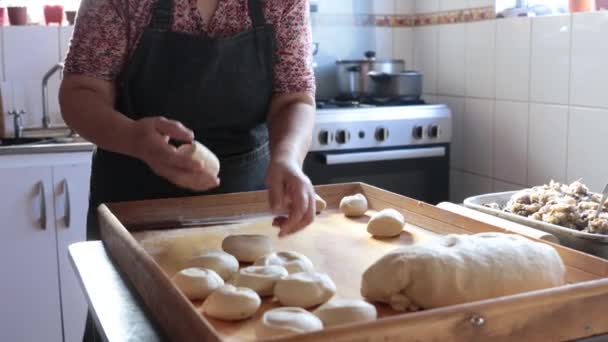 Candid Capture of Undentified Latina Woman Crafting Dough with Hands and Rolling Pin in in Rustic Home Kitchen (em inglês). 4k vídeo - Filmagem, Vídeo