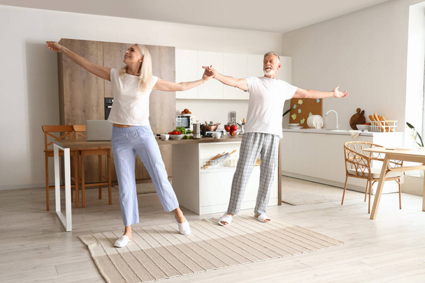 Зріла пара танцює на кухні - Фото, зображення