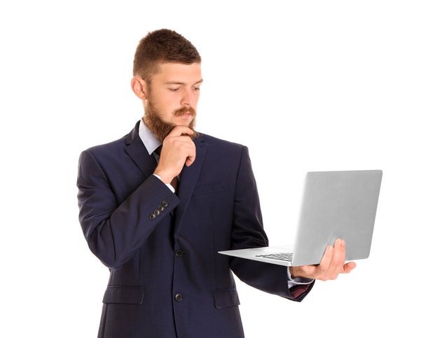 Όμορφος επιχειρηματίας με το laptop που απομονώνονται σε λευκό φόντο - Φωτογραφία, εικόνα
