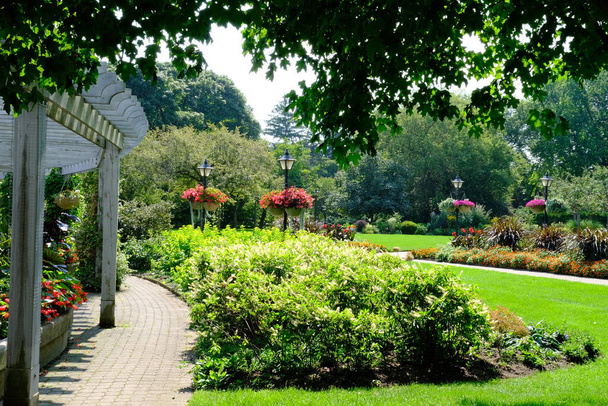 Parque de verano bien cuidado con un jardín con flores para caminar - Foto, Imagen
