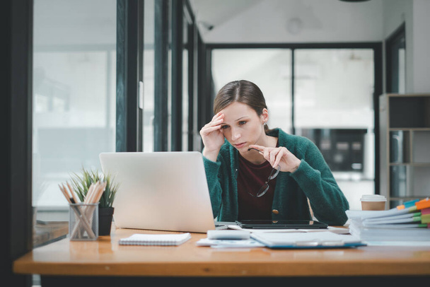 Nő stresszes munka közben laptop, fáradt ázsiai üzletasszony fejfájással az irodában, émelygés a munkahelyen, másolás tér - Fotó, kép