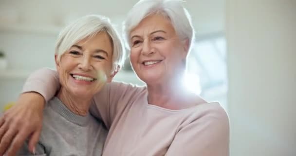 Vanhemmat ystävät, halata ja hymyillä muotokuva kotona yhdessä tukea, rakkautta ja onnellinen profiilikuva eläkkeelle. Nauravat, kasvot ja vanhukset huolehtivat vanhasta ystävyydestä ja syleilevät talossa. - Materiaali, video