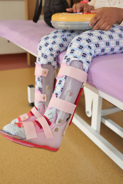 Parálisis cerebral infantil discapacidad, ortesis de piernas - Foto, Imagen