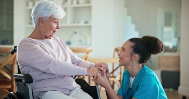 Soutien, conversation ou infirmière se tenant la main avec une vieille femme pour obtenir de l'aide médicale, des soins aux personnes âgées ou de l'empathie. Gratitude, maison de retraite ou personne âgée handicapée parlant à l'aidant. - Séquence, vidéo