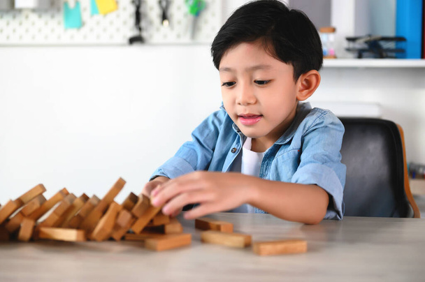 Çocuk Çocuk Evdeki Masada Jenga Oyunu Heyecan Veriyor. Hata Yaparken Eğlenmek ve Başarısızlığı Öğrenmek. - Fotoğraf, Görsel