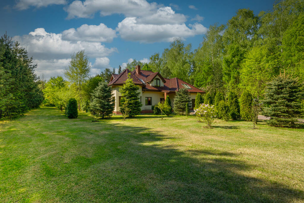 Односемейный дом с садом и зеленой зоной. - Фото, изображение