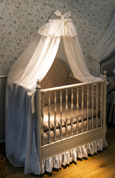 Üres gyerekszobát szobában kiságy - Fotó, kép