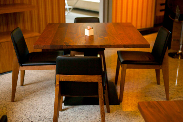 Hiljainen sohvapöytä rauhallisen kahvilan nurkassa iltapäivällä - Valokuva, kuva