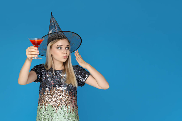 Cadılar Bayramı tarzında bir partide elinde bir kokteyl olan bir kız. - Fotoğraf, Görsel