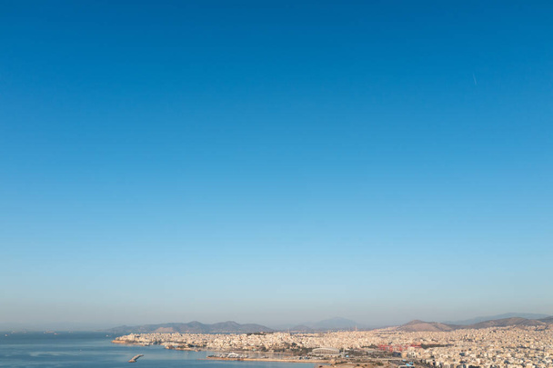 ピレウス港の傾斜した眺め:アテネの賑やかな海洋ハブ. 高品質の写真 - 写真・画像