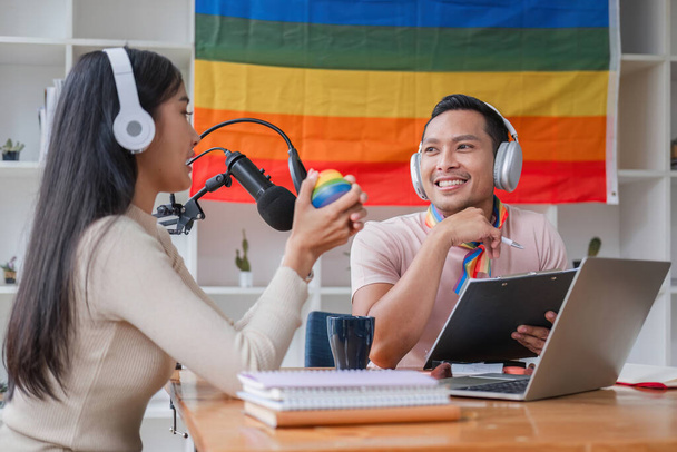 Podcaster Ideas Podcaster przeprowadza wywiady z gośćmi na temat równości płci i rzecznictwa LGBT w pracowni macierzystej.. - Zdjęcie, obraz