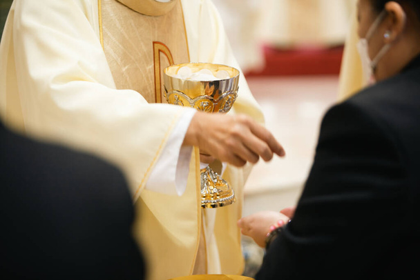 Pap szentmisét a templomban - Fotó, kép
